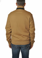 Modello indossa felpa beige con parte in lana e zip fluo Woolrich