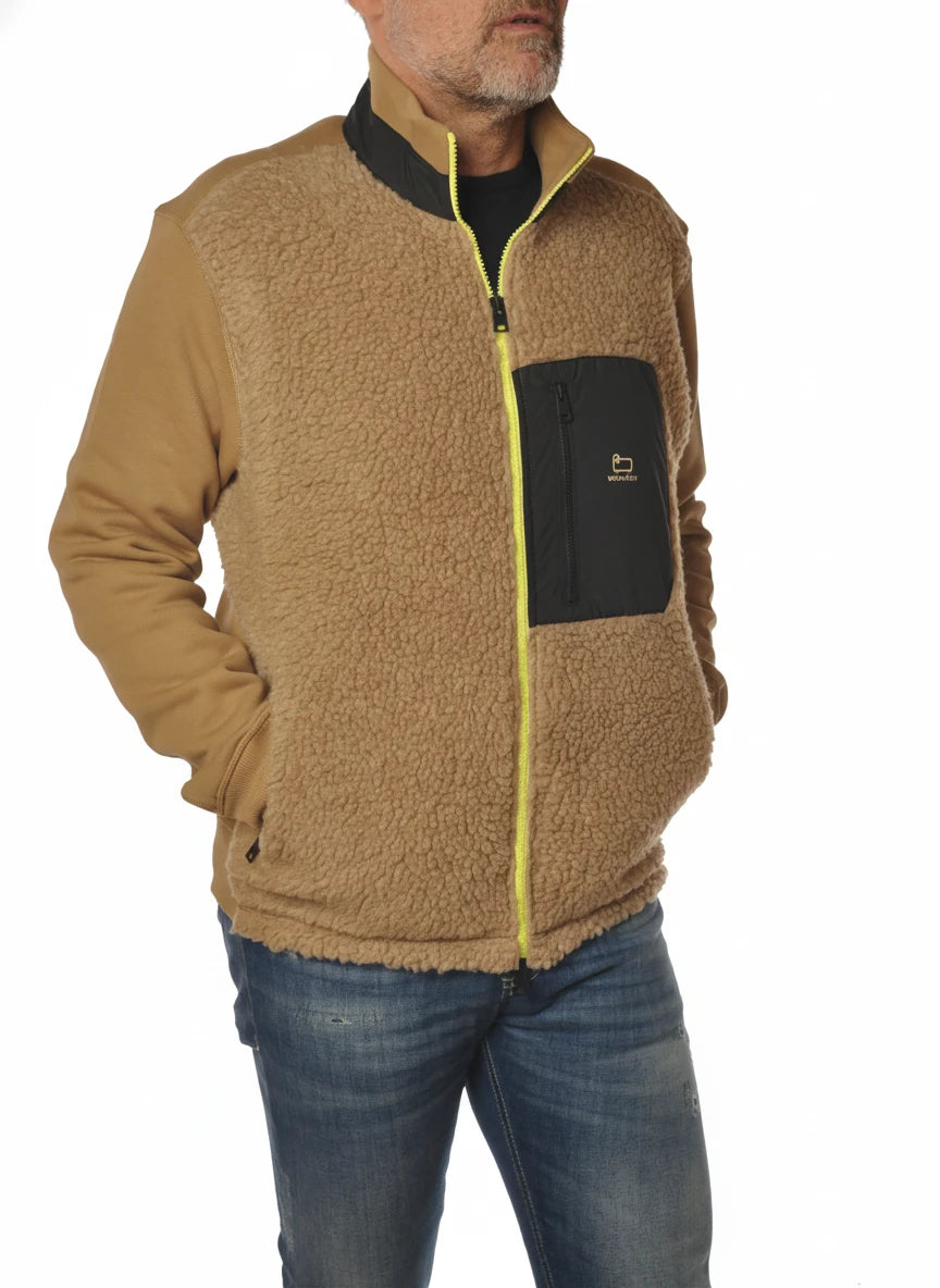 Modello indossa felpa beige con parte in lana e zip fluo Woolrich