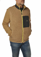 Modello indossa felpa beige con parte in lana e zip fluo Woolrich