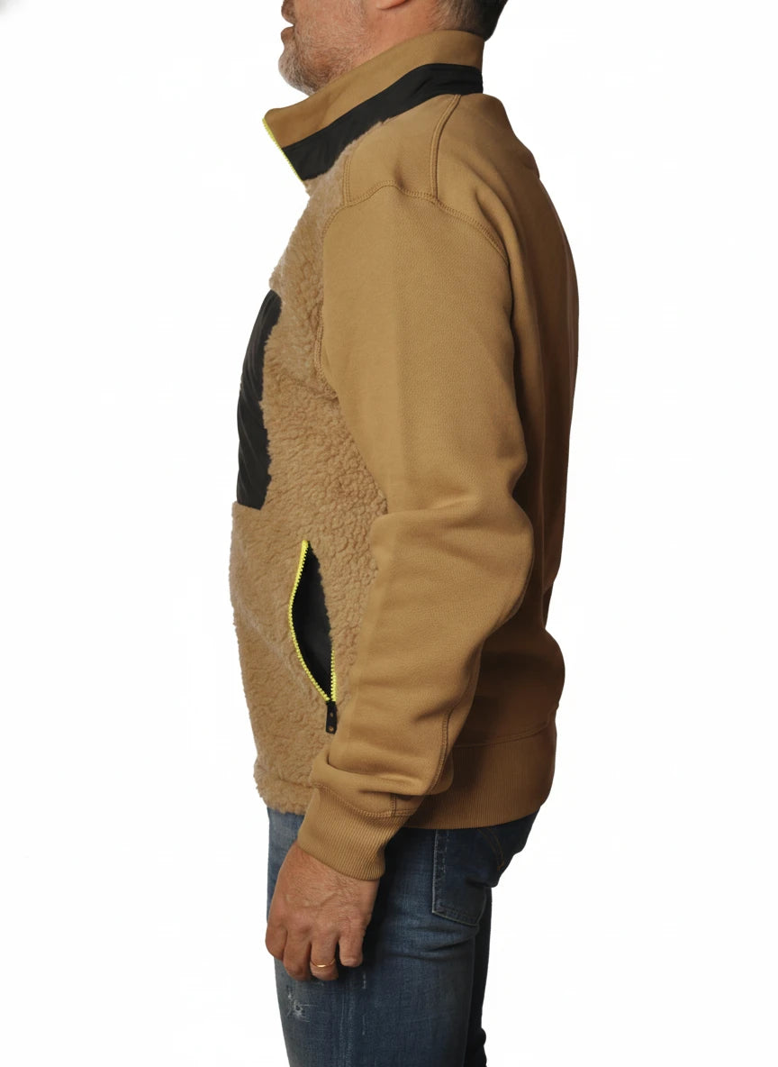 Modello indossa felpa beige con parte in lana e zip fluo Woolrich