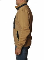 Modello indossa felpa beige con parte in lana e zip fluo Woolrich