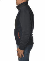 Modello indossa felpa blu con parte in lana e zip fluo Woolrich