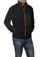 Modello indossa felpa blu con parte in lana e zip fluo Woolrich