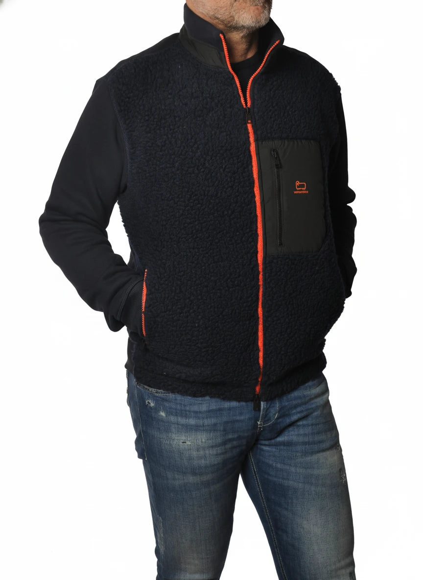 Modello indossa felpa blu con parte in lana e zip fluo Woolrich