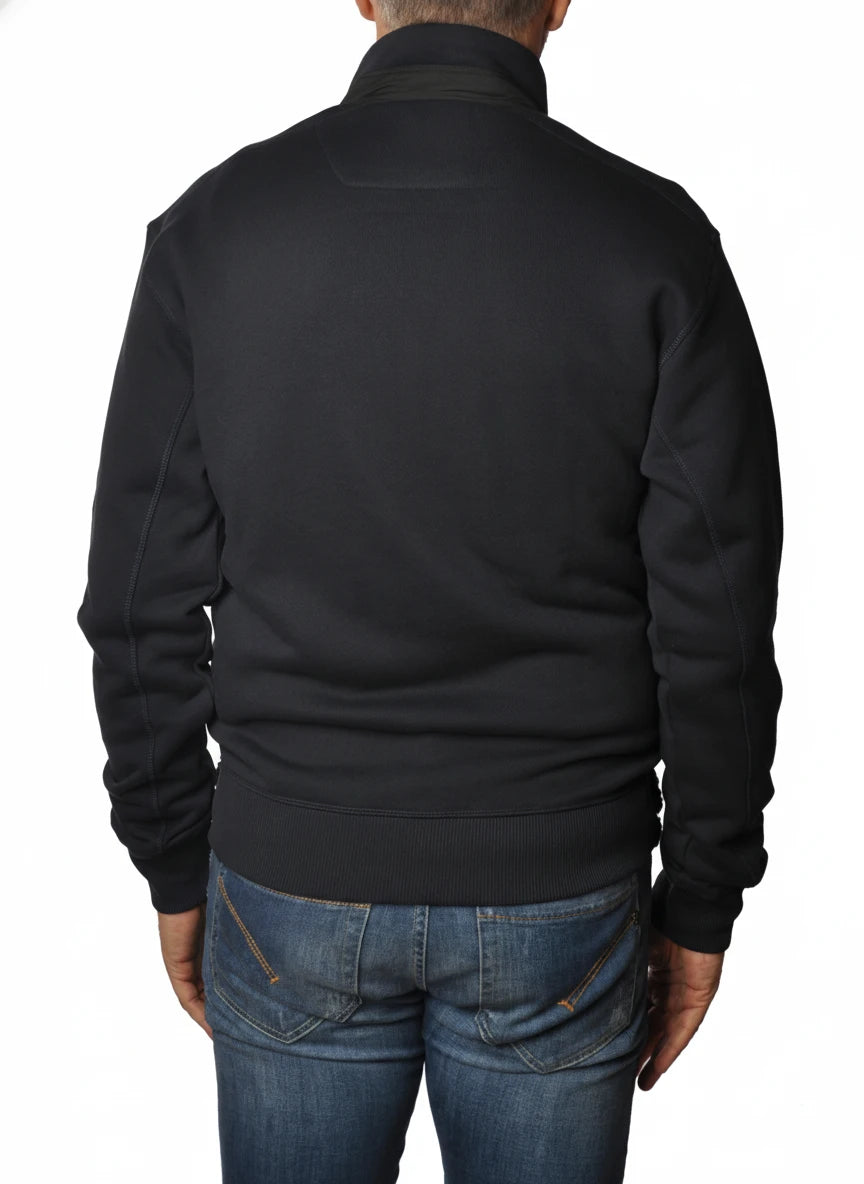 Modello indossa felpa blu con parte in lana e zip fluo Woolrich