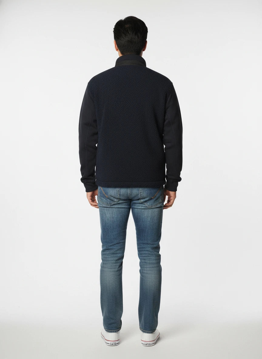 Modello indossa felpa blu con parte in lana e zip fluo Woolrich