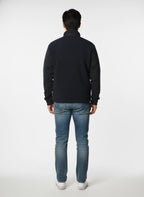 Modello indossa felpa blu con parte in lana e zip fluo Woolrich