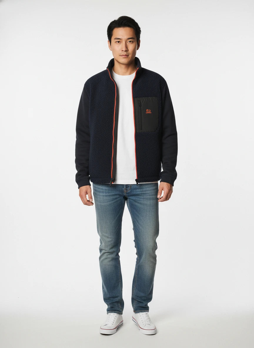 Modello indossa felpa blu con parte in lana e zip fluo Woolrich