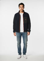 Modello indossa felpa blu con parte in lana e zip fluo Woolrich