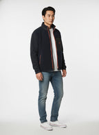 Modello indossa felpa blu con parte in lana e zip fluo Woolrich