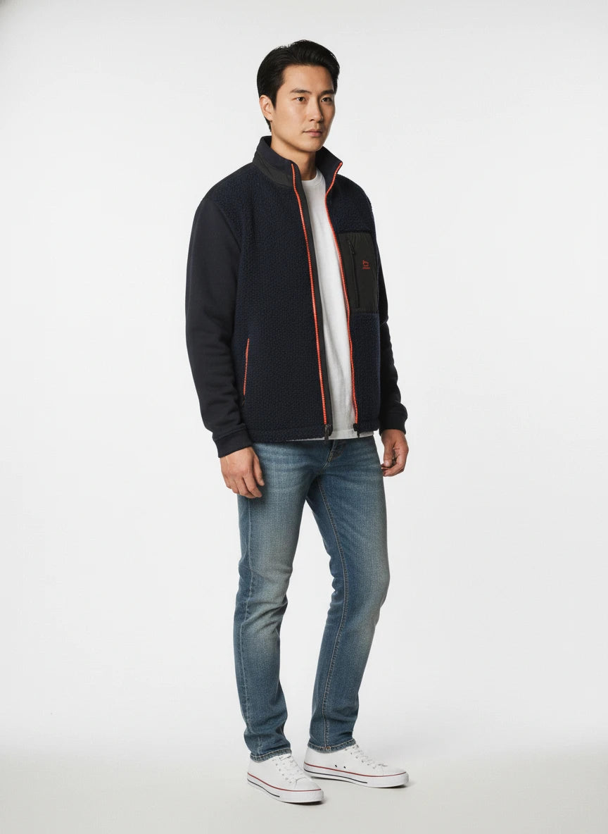 Modello indossa felpa blu con parte in lana e zip fluo Woolrich