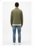 Modello indossa giacca camicia verde in cotone con tasche e zip Woolrich