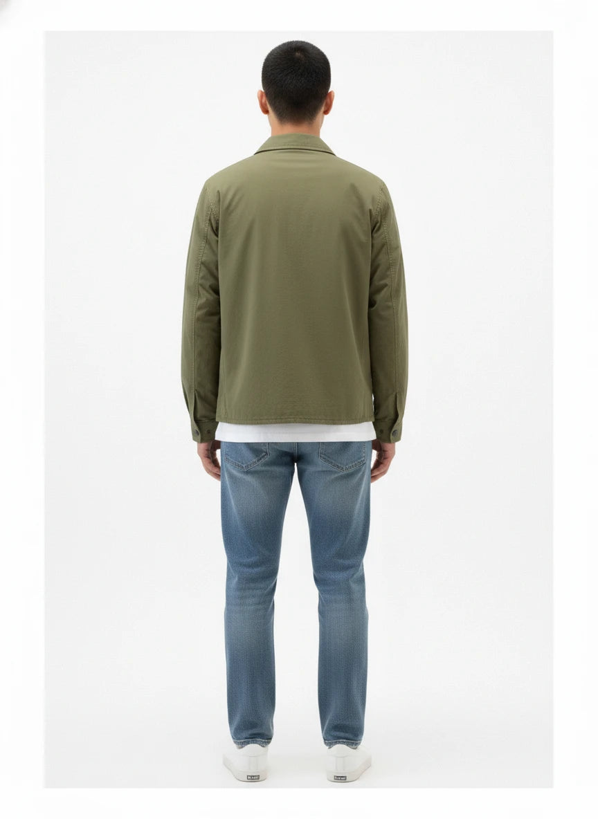 Modello indossa giacca camicia verde in cotone con tasche e zip Woolrich