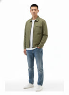 Modello indossa giacca camicia verde in cotone con tasche e zip Woolrich