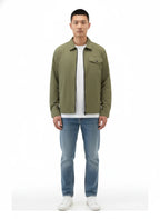 Modello indossa giacca camicia verde in cotone con tasche e zip Woolrich