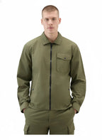 Modello indossa giacca camicia verde in cotone con tasche e zip Woolrich