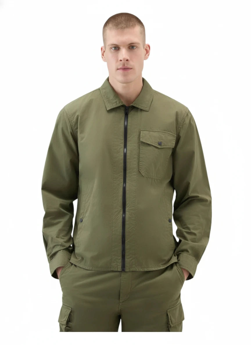 Modello indossa giacca camicia verde in cotone con tasche e zip Woolrich
