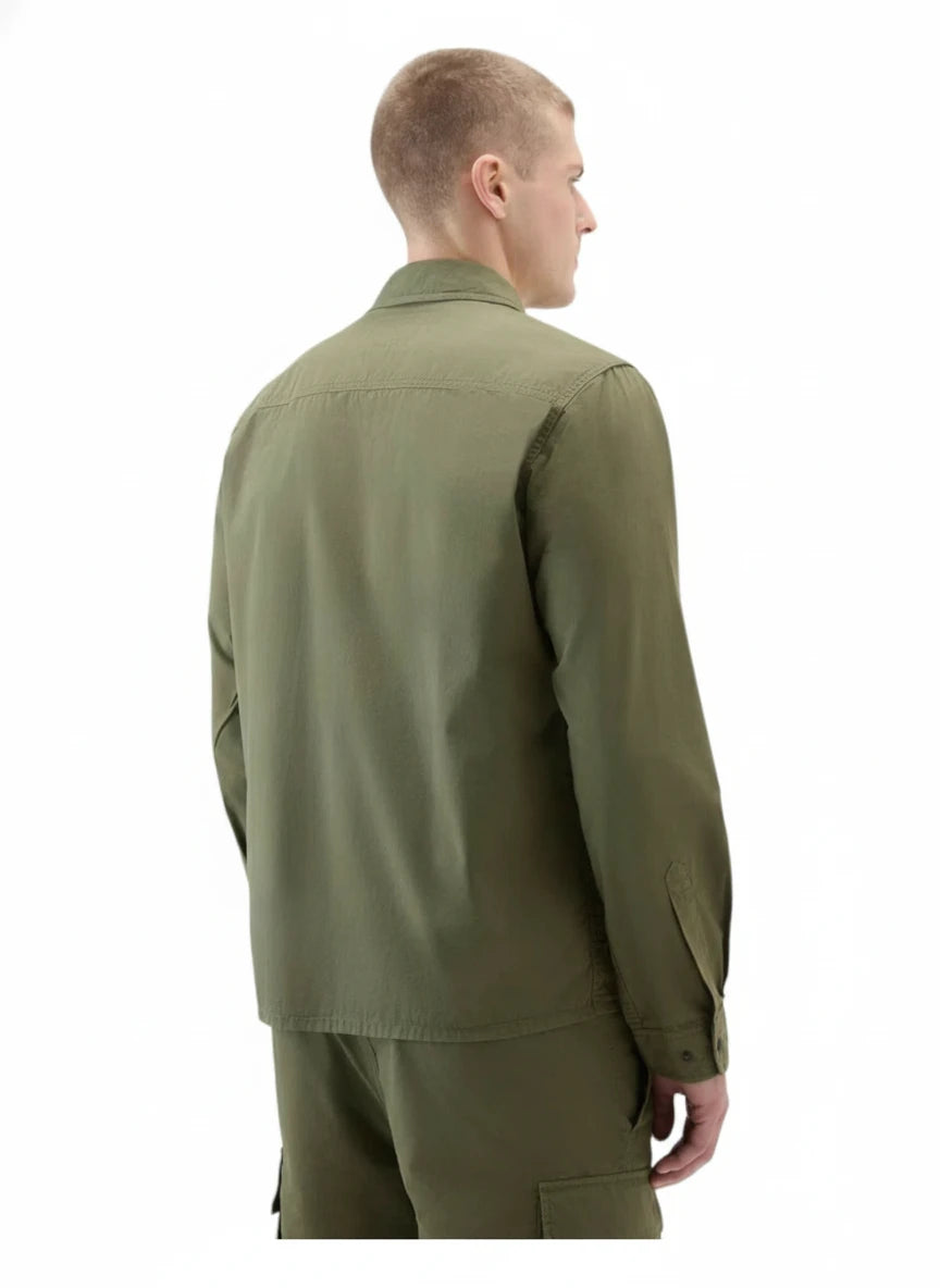 Modello indossa giacca camicia verde in cotone con tasche e zip Woolrich