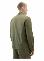 Modello indossa giacca camicia verde in cotone con tasche e zip Woolrich