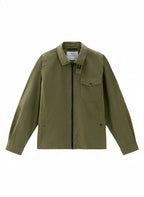 Modello indossa giacca camicia verde in cotone con tasche e zip Woolrich