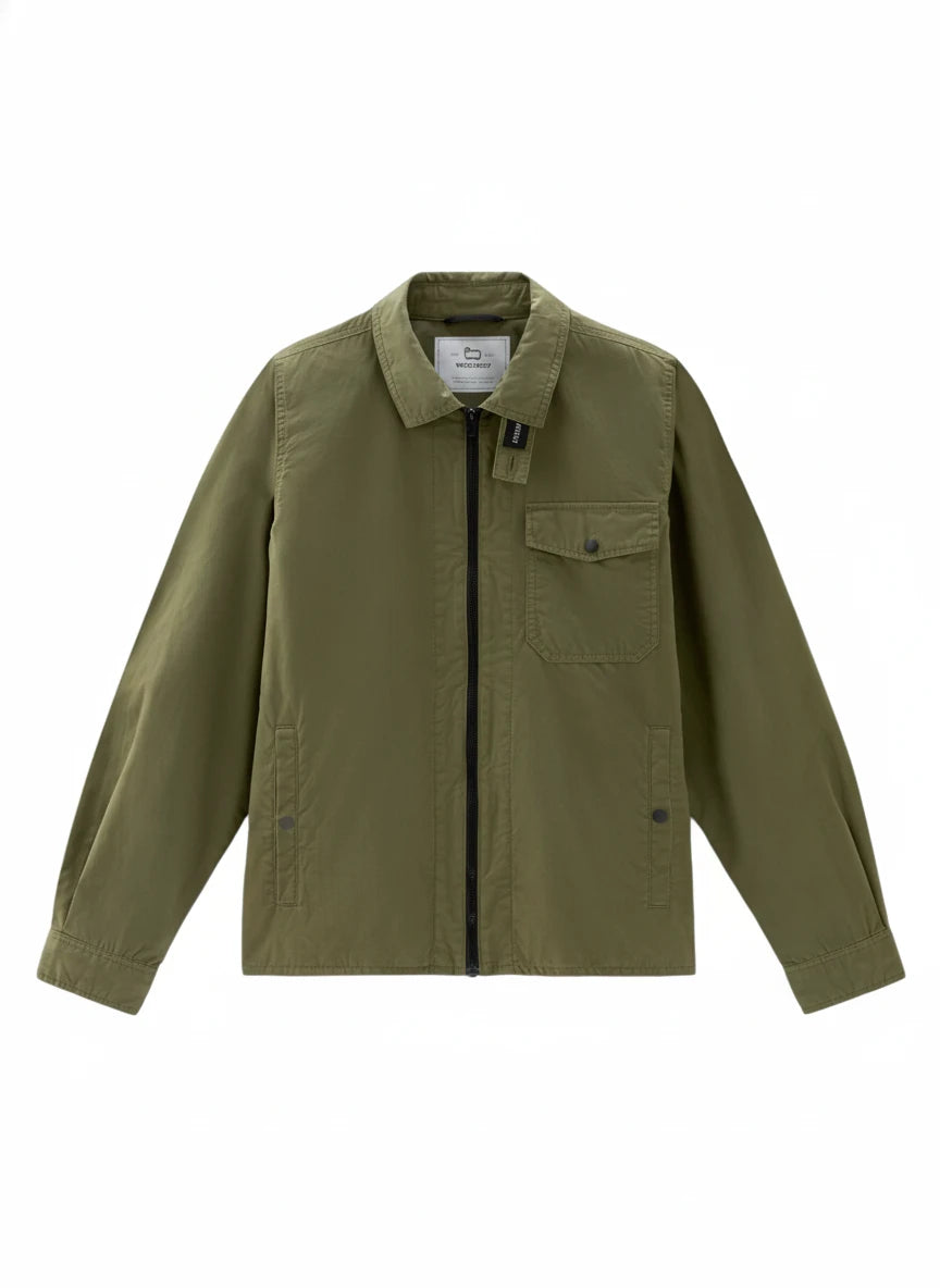 Modello indossa giacca camicia verde in cotone con tasche e zip Woolrich
