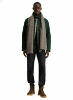 Modello indossa giaccone verde in Mountain Cloth con tasche e coulisse Woolrich
