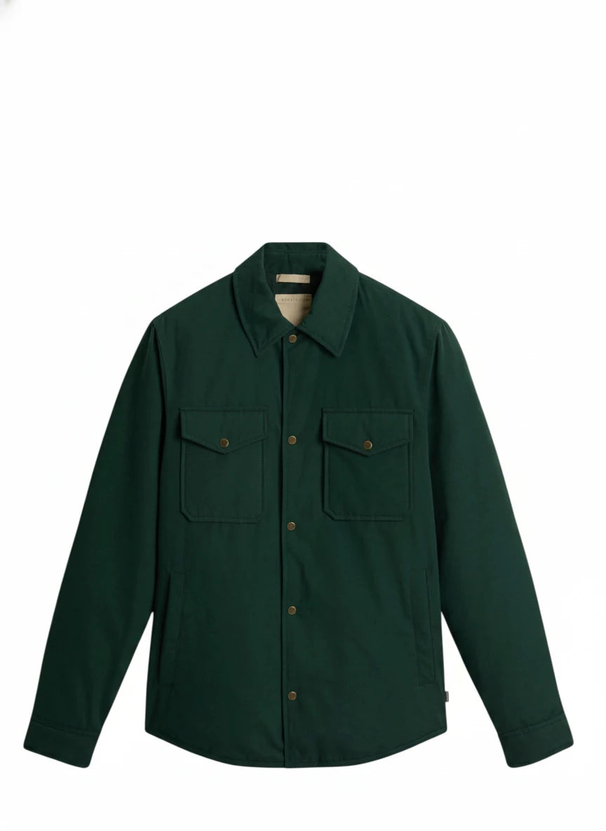 Modello indossa giaccone verde in Mountain Cloth con tasche e coulisse Woolrich