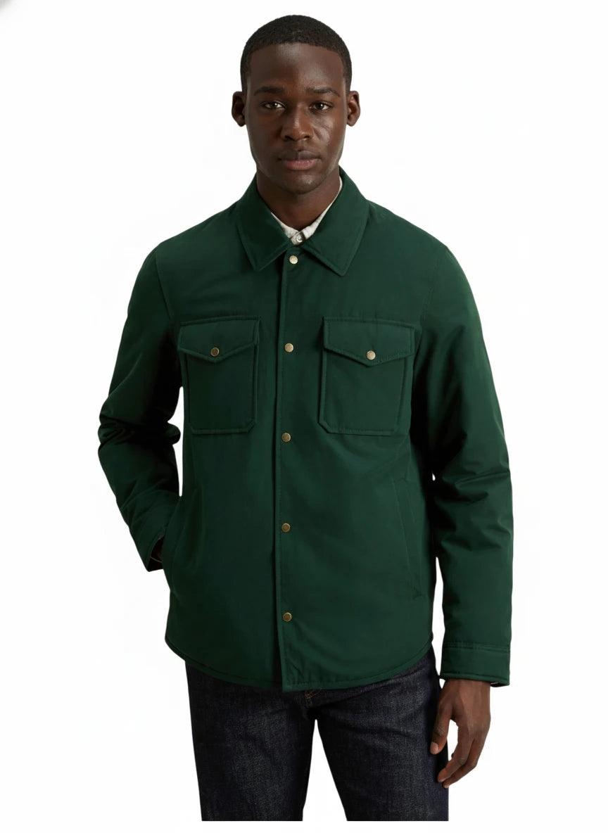 Modello indossa giaccone verde in Mountain Cloth con tasche e coulisse Woolrich