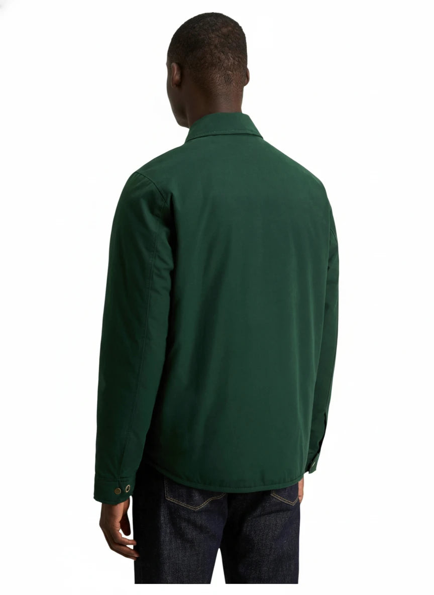 Modello indossa giaccone verde in Mountain Cloth con tasche e coulisse Woolrich