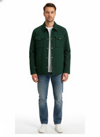 Modello indossa giaccone verde in Mountain Cloth con tasche e coulisse Woolrich