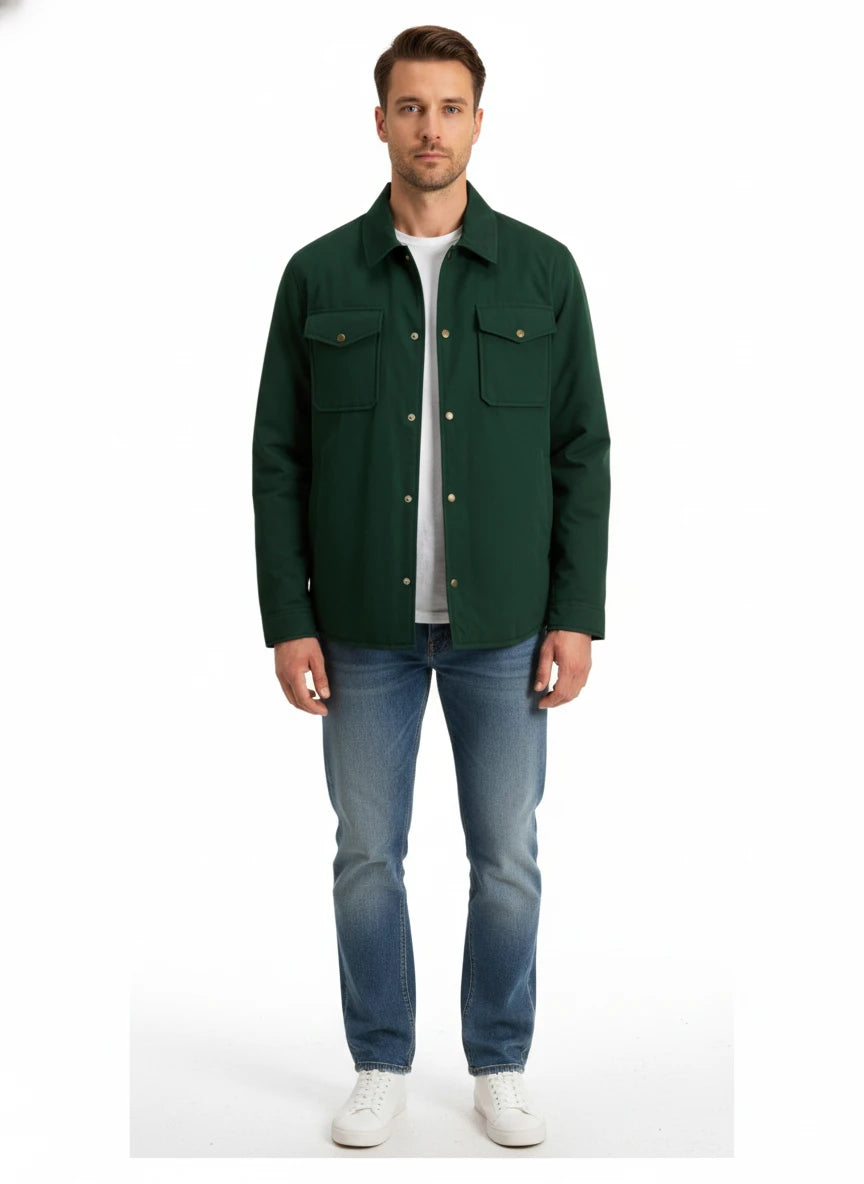 Modello indossa giaccone verde in Mountain Cloth con tasche e coulisse Woolrich