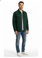 Modello indossa giaccone verde in Mountain Cloth con tasche e coulisse Woolrich