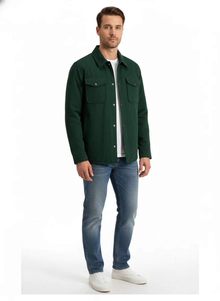 Modello indossa giaccone verde in Mountain Cloth con tasche e coulisse Woolrich