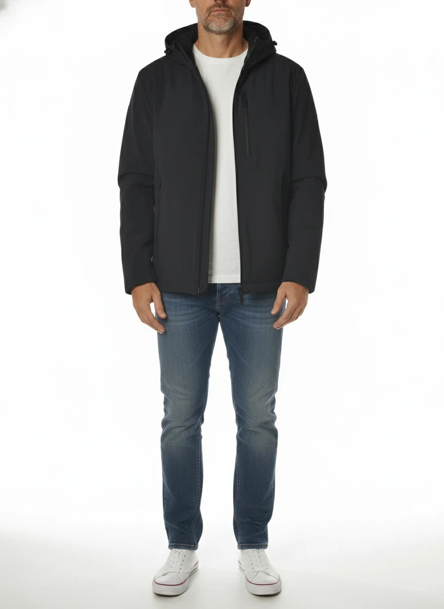 Modello indossa piumino Pacific blu con cappuccio e zip Woolrich