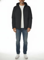 Modello indossa piumino Pacific blu con cappuccio e zip Woolrich