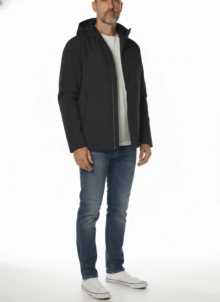 Modello indossa piumino Pacific blu con cappuccio e zip Woolrich