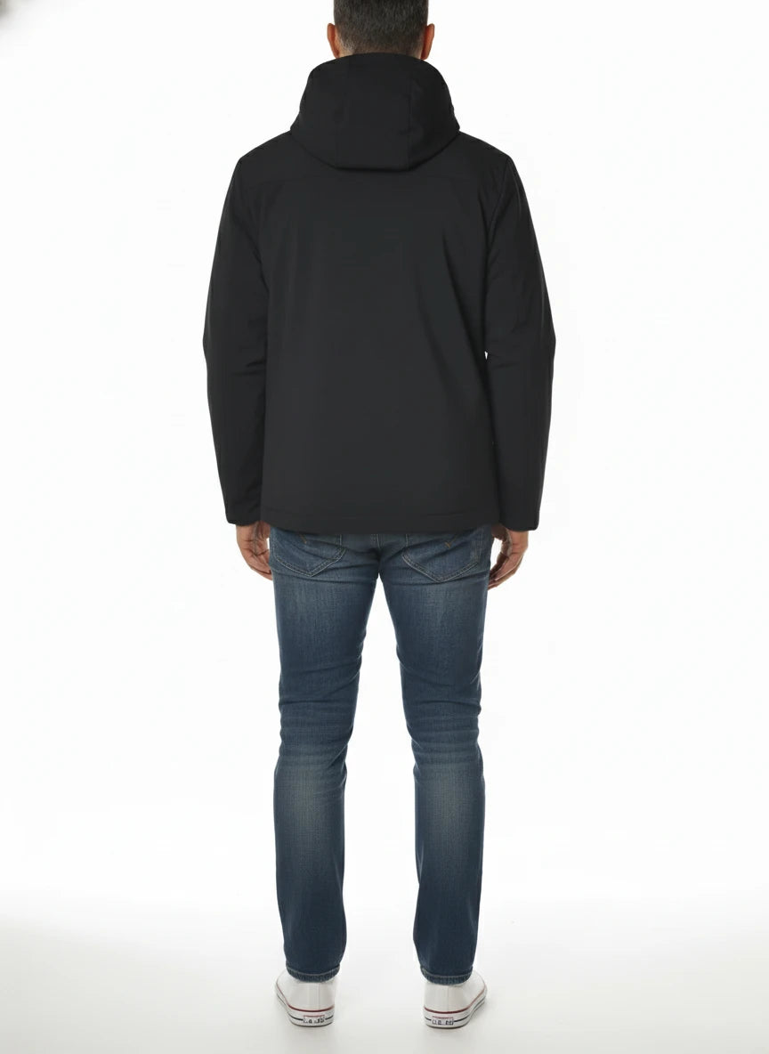 Modello indossa piumino Pacific blu con cappuccio e zip Woolrich