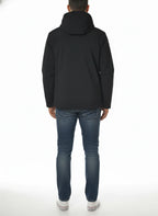 Modello indossa piumino Pacific blu con cappuccio e zip Woolrich