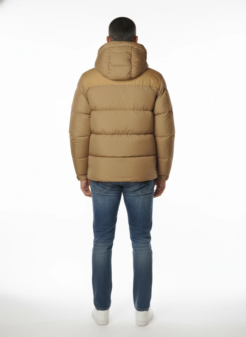 Modello indossa piumino beige corto trapuntato Woolrich in microfibra con cappuccio