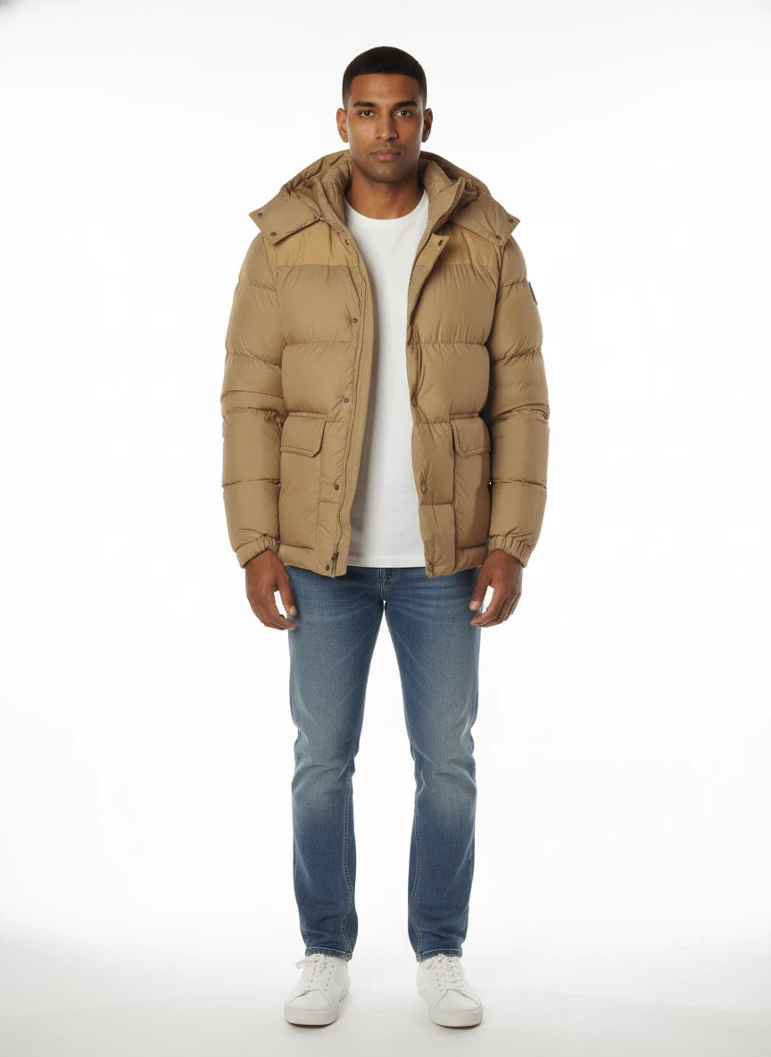 Modello indossa piumino beige corto trapuntato Woolrich in microfibra con cappuccio