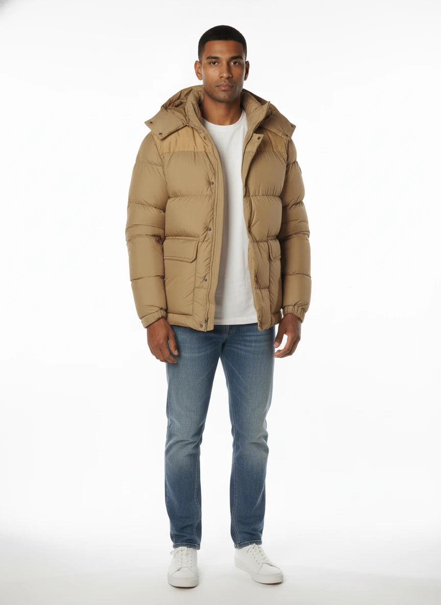 Modello indossa piumino beige corto trapuntato Woolrich in microfibra con cappuccio