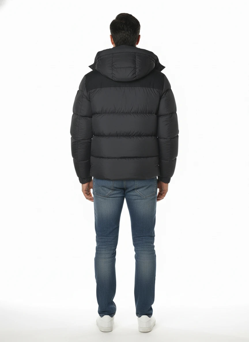 Modello indossa piumino blu corto trapuntato Woolrich in microfibra con cappuccio