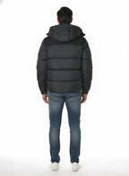 Modello indossa piumino blu corto trapuntato Woolrich in microfibra con cappuccio