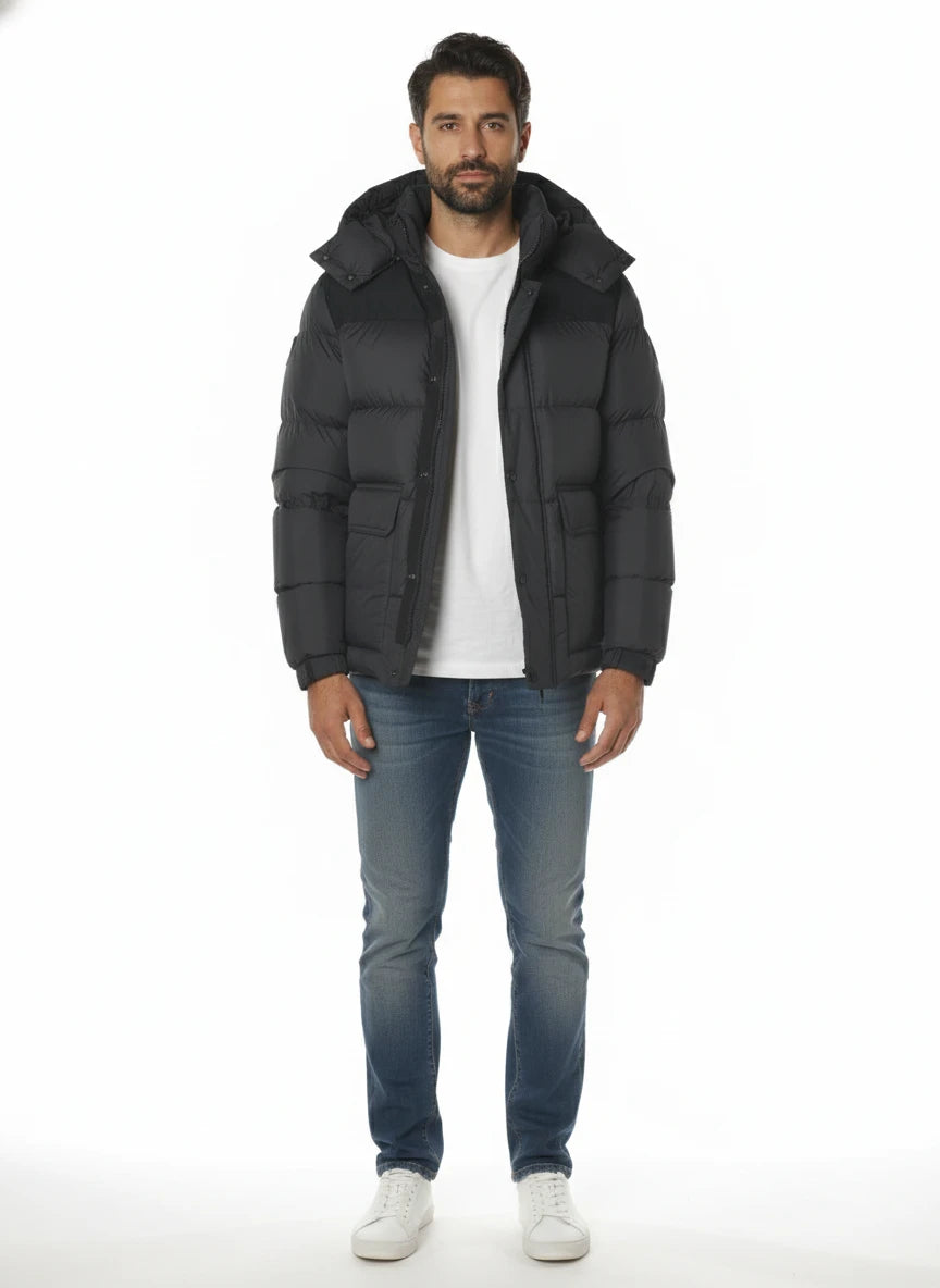 Modello indossa piumino blu corto trapuntato Woolrich in microfibra con cappuccio