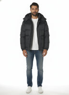 Modello indossa piumino blu corto trapuntato Woolrich in microfibra con cappuccio