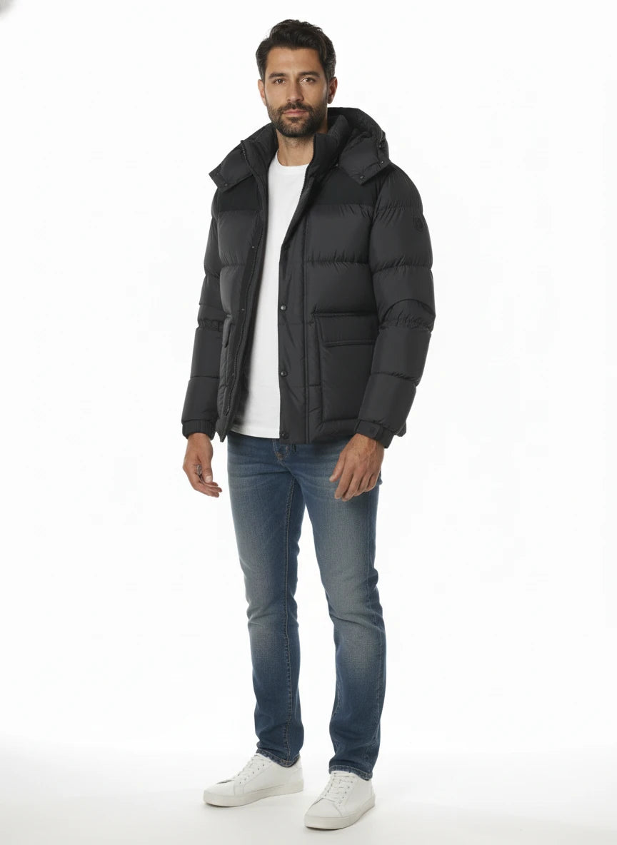 Modello indossa piumino blu corto trapuntato Woolrich in microfibra con cappuccio