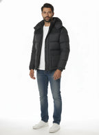 Modello indossa piumino blu corto trapuntato Woolrich in microfibra con cappuccio