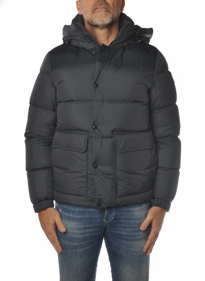 Modello indossa piumino blu corto trapuntato Woolrich in microfibra con cappuccio