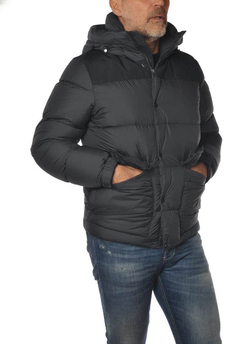 Modello indossa piumino blu corto trapuntato Woolrich in microfibra con cappuccio