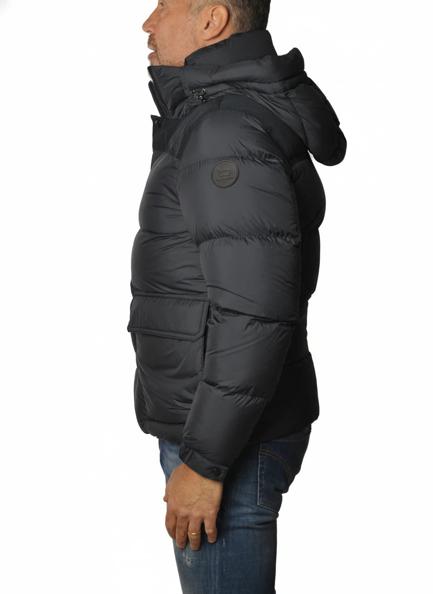 Modello indossa piumino blu corto trapuntato Woolrich in microfibra con cappuccio